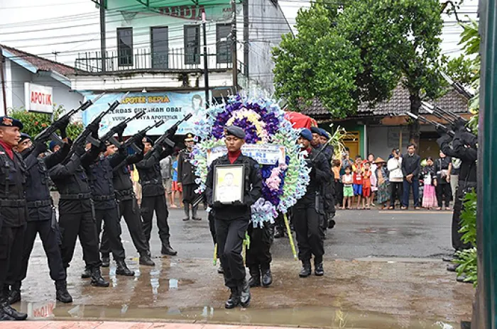 Kapolda Jatim Jadi Inspektur Pemakaman Bharatu Doni yang Gugur di Papua