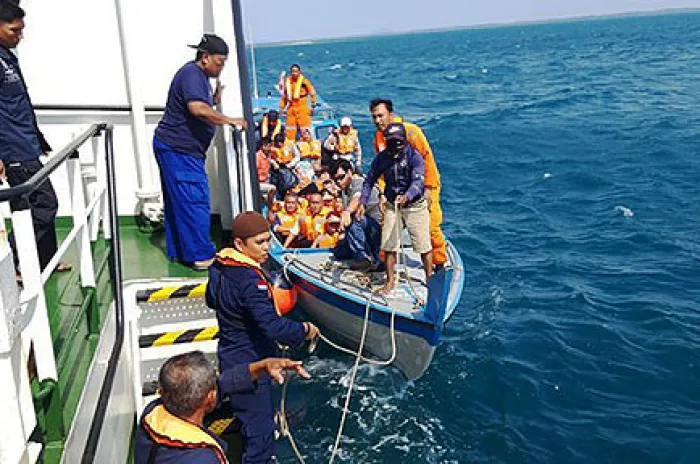 294 Penumpang Berhasil Diselamatkan Terbakarnya KM Santika Nusantara