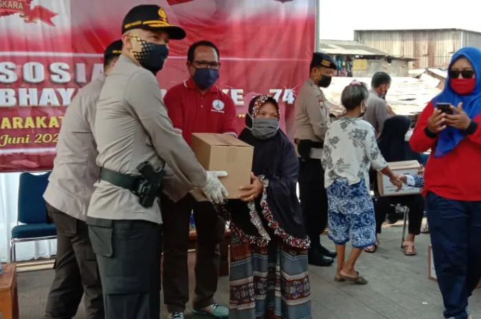 Wakapolda Metro Jaya Beri Bantuan Warga Pulogadung Jaktim Terdampak Covid-19 