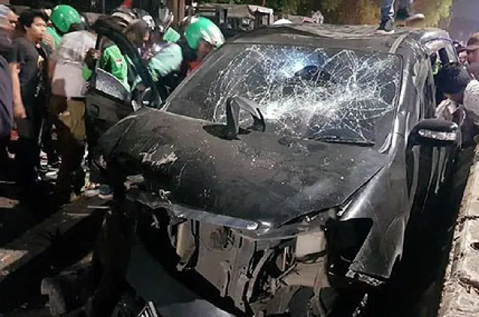 Anggota Polisi Dikeroyok Massa Akibat Senggolan Mobil dan Mobil<br><br>