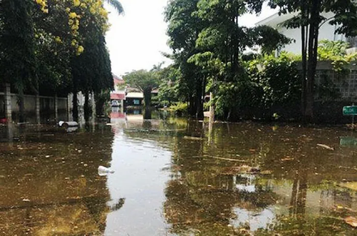 Komplek Pantai Mutiara Jakarta Utara Diterjang Banjir Rob