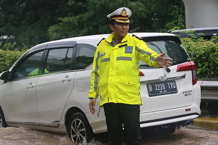 Dirlantas Polda Metro Jaya di Tengah Genangan Banjir 