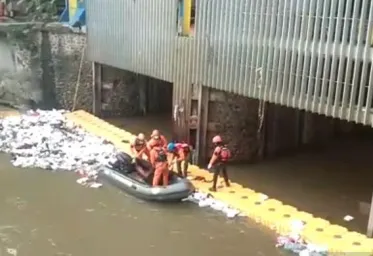 Jenazah Pria Tanpa Identitas Ditemukan  Di Pintu Air Manggarai