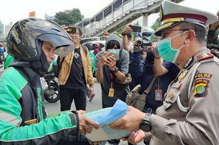 Ditlantas Polda Metro Jaya Salurkan Bantuan Beras Dari Jokowi Untuk Para Ojek Online 