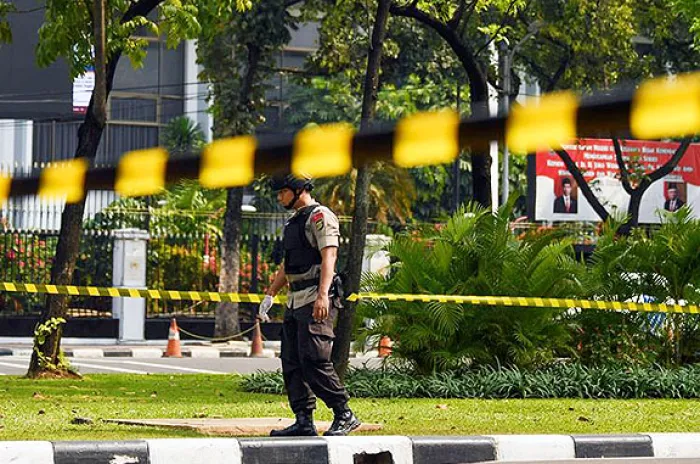 Geranat Asap Meledak di Area Monas 2 Anggota TNI Luka Luka