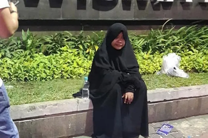 Polisi Dalami Misteri Wanita Berpakaian Serba Hitam di Dekat Gedung Bawaslu