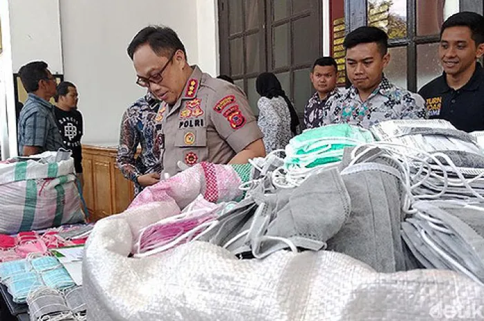 Polisi Bongkar Pabrik Masker Daur Uang di Bandung