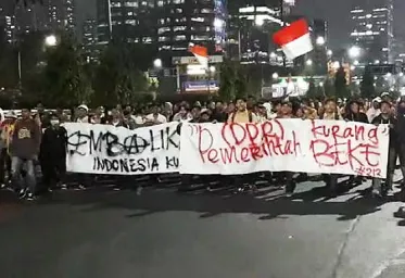 Sejumlah Pelajar Gelar Demo di Depan Gedung DPRMPR RI