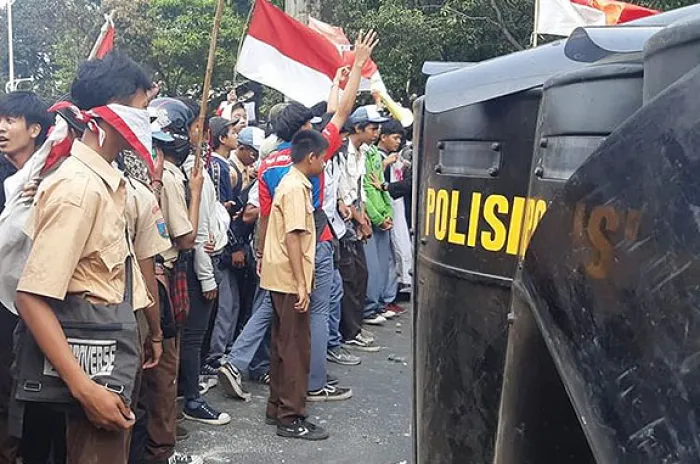 Kronologis Aksi Demo Rusuh Massa Pelajar Sekitar Gedung DPR/MPR RI<br><br>