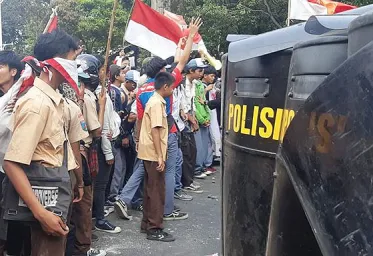 Kronologis Aksi Demo Rusuh Massa Pelajar Sekitar Gedung DPRMPR RI