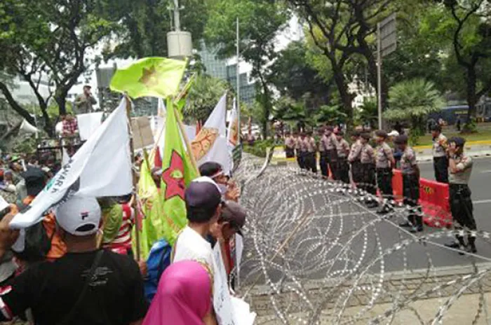 Petani Mau Demo ke Istana Dihadang Kawat Berduri