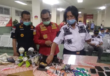  Razia Rutan Salemba Petugas Temukan Benda Tajam Hingga Ponsel 