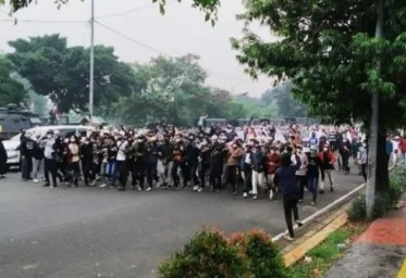 Ratusan Pendukung Rizieq Diamankan Polisi di Arena Sidang