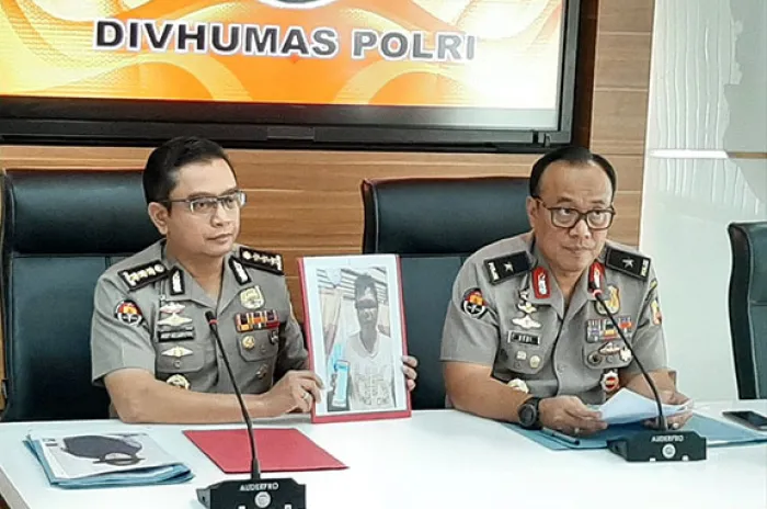 Pria dan Wanita Penyebar Hoax 