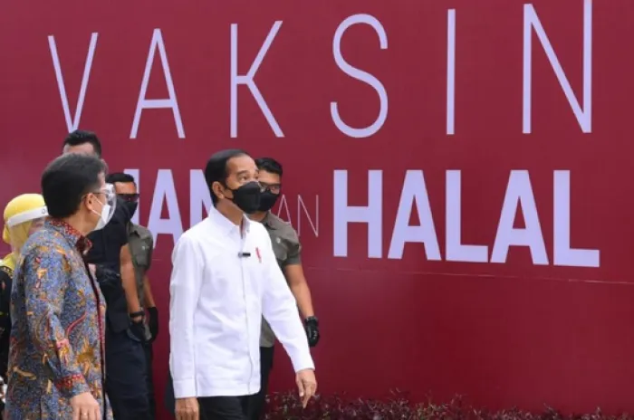 Presiden  dan Gubernur DKI Tinjau Vaksinasi di Terminal Kampung Rambutan