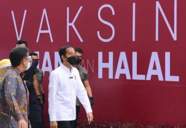 Presiden  dan Gubernur DKI Tinjau Vaksinasi di Terminal Kampung Rambutan