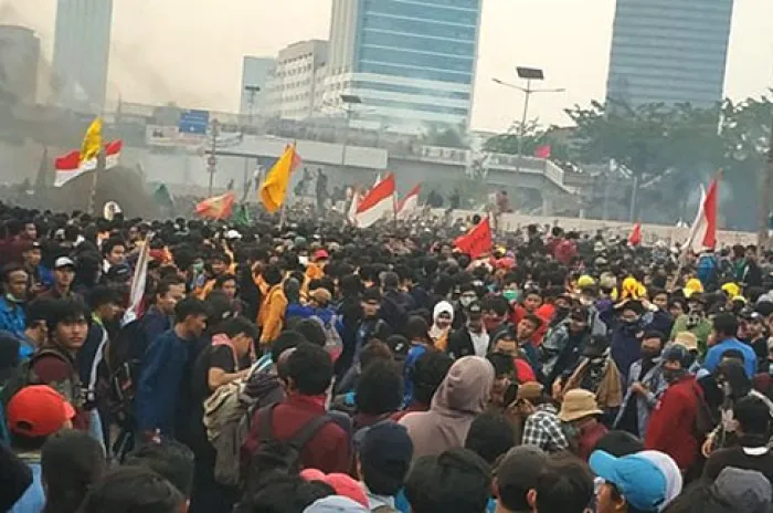 Sejumlah Pelajar Gelar Demo di Depan Gedung DPR/MPR RI