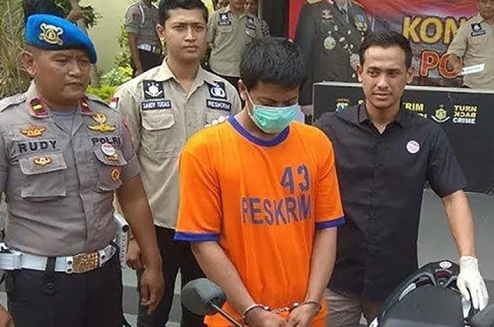 Begal Payudara Beraksi Dari Atas Sepeda Motor 