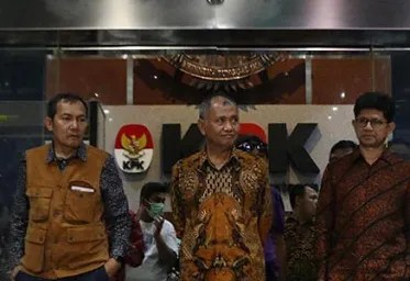 IPW  Tiga Pimpinan KPK Jilat Udah Sendiri 