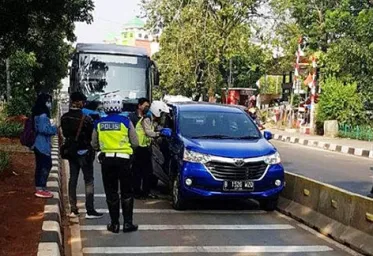 Terjaring Razia Jalur Busway ASN Buang Surat Tilang