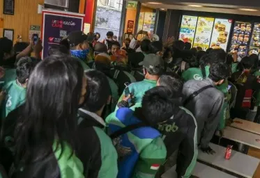 Wagub DKI Ancam Denda Kerumunan McD karena BTS Meal