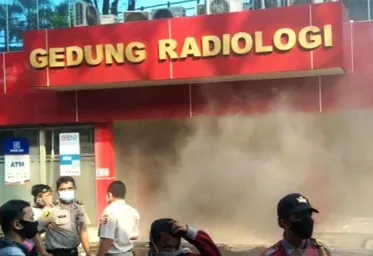 Gedung Radiologi RS Polri Kramatjati Keluarkan Asap Putih Tebal