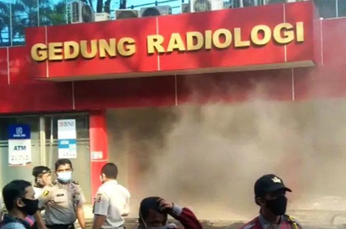 Gedung Radiologi RS Polri Kramatjati Keluarkan Asap Putih Tebal 