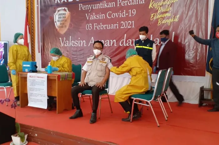 Wabup Mamasa, Marthinus Tiranda, orang pertama disuntik Vaksin Covid 19