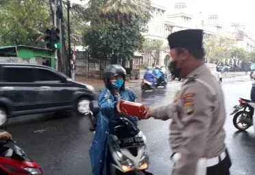 Satpas SIM Daan Mogot Gelar Bhakti Sosial Dan Pemberian Takjil