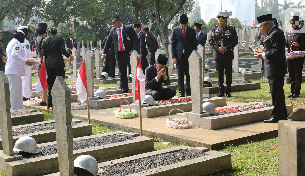 Presiden Jokowi Lakukan Tabur Bunga Di Makam BJ Habibie Hingga Pahlawan ...