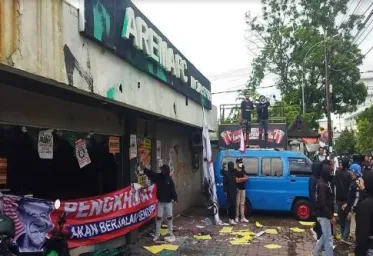 107 Orang Diamankan Setelah Demo Aremania Yang Berakhir Ricuh