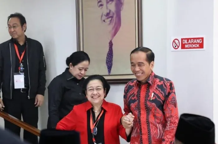 Jokowi  Memilih Sikap Diam Dan Tersenyum Saat Tanggapi Kemarahan Megawati 