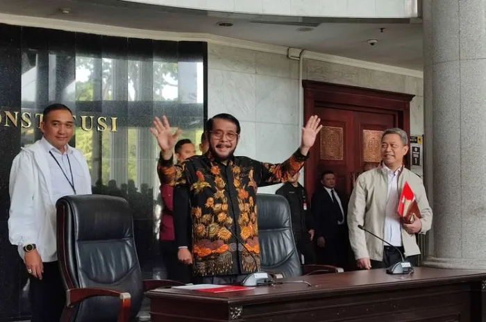 Kecewa Dengan Sanksi Ringan Dari MKMK Banyak  Yang Desak Anwar Usman Mundur