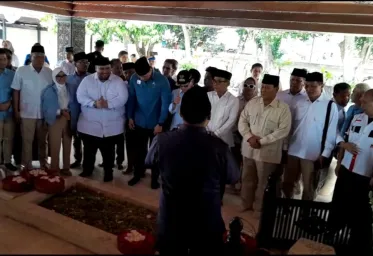 Capres Prabowo Nyekar ke Makam Bung Karno Bersama Dengan Mahardika Soekarno