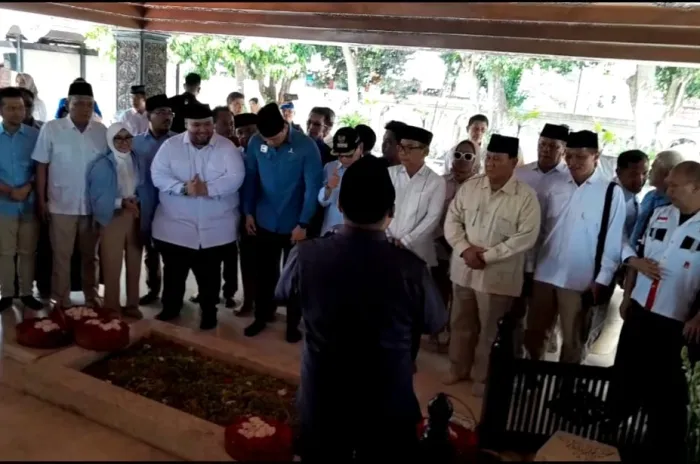 Capres Prabowo Nyekar ke Makam Bung Karno Bersama Dengan Mahardika Soekarno