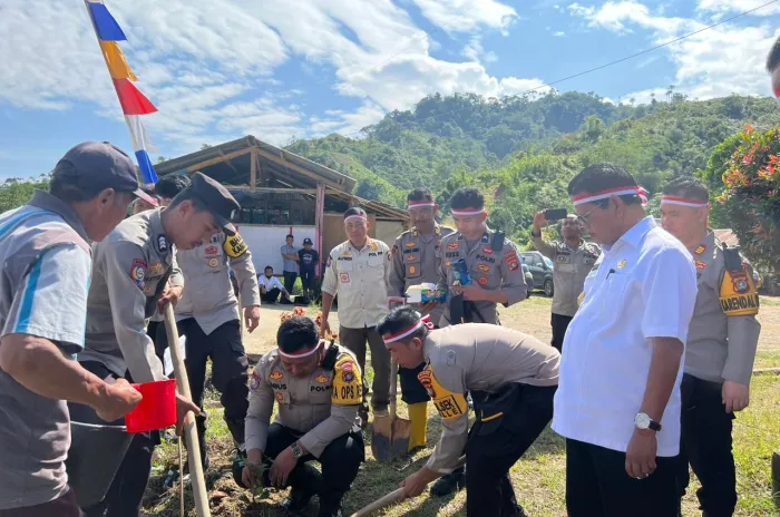 Kapolres Mamasa  Bersama Bupati dan Dandim Melaksanakan Penanaman Pohon