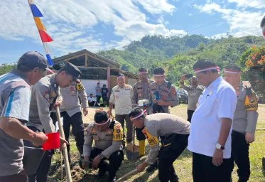 Kapolres Mamasa  Bersama Bupati dan Dandim Melaksanakan Penanaman Pohon