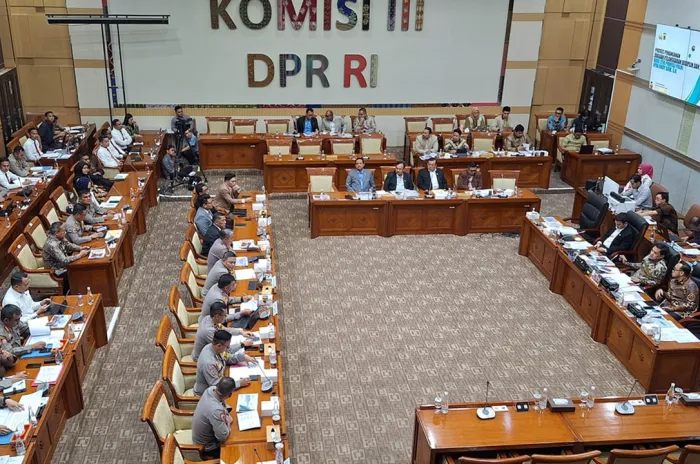 Pemecatan Iptu Rudy Soik  Jadi Polemik Dalam Rapat  di Komisi III DPR