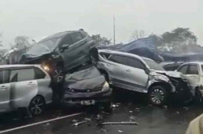 Kecelakaan  Beruntun Libatkan 21 Kendaraan di Tol Cipularang Akibatkan 1 Orang Meninggal, 28 Luka-Luka 