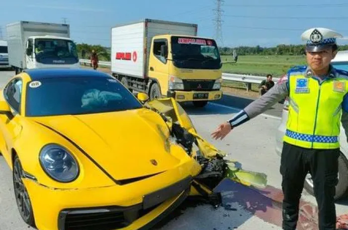 Mobil Porsche Tabrak Honda Jazz di Tol Kertosono Caruban Jatim, 2 Orang Luka