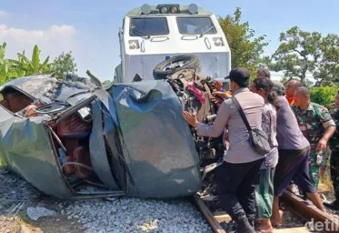 Minibus Milik Ponpes Tertabrak Kereta Empat Bu Nyai dan Ning Tewas 