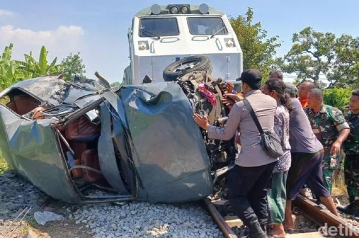 Minibus Milik Ponpes Tertabrak Kereta, Empat Bu Nyai dan Ning Tewas 