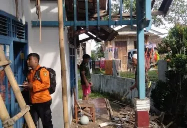 Bogor Diterjang Angin Kencang 14 Rumah di Caringin Rusak 