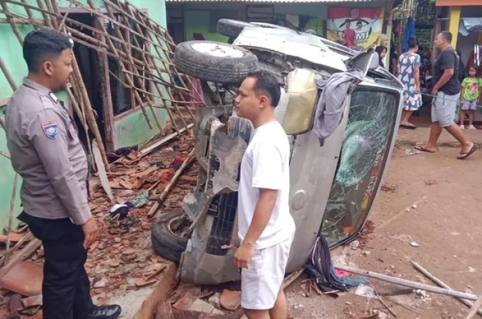 Mobil Jatuh Dari Tebing Menimpa Seorang Nenek Hingga Meninggal 