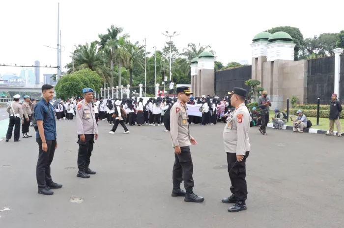 Polda Metro Jaya Turunkan 1.394 Aparat  Untuk Jaga Demo Honorer di Depan DPR