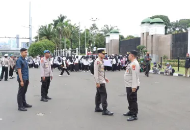 Polda Metro Jaya Turunkan 1394 Aparat  Untuk Jaga Demo Honorer di Depan DPR