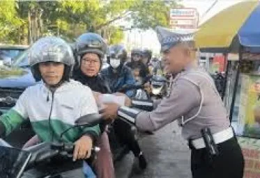 Dirlantas Polda Metro Jaya  Secara Rutin Bagikan Takjil Gratis Selama Ramadhan 1446 H   